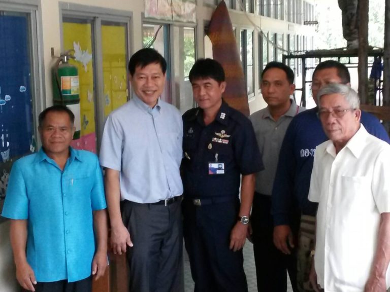 นายวันชัย  จงสุทธานามณี นายกเทศมนตรีนครเชียงราย เยี่ยมชมกองทัพอากาศซ่อมแซมอาคารเรียนหลังประสบภัยแผ่นดินไหว