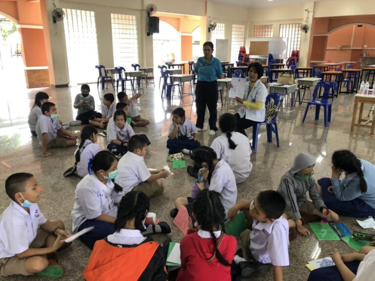 สำรวจลูกน้ำยุงลาย และทำลายแหล่งเพาะพันธุ์ลูกน้ำยุงลาย บริเวณโรงเรียนเทศบาล ๔ สันป่าก่อ