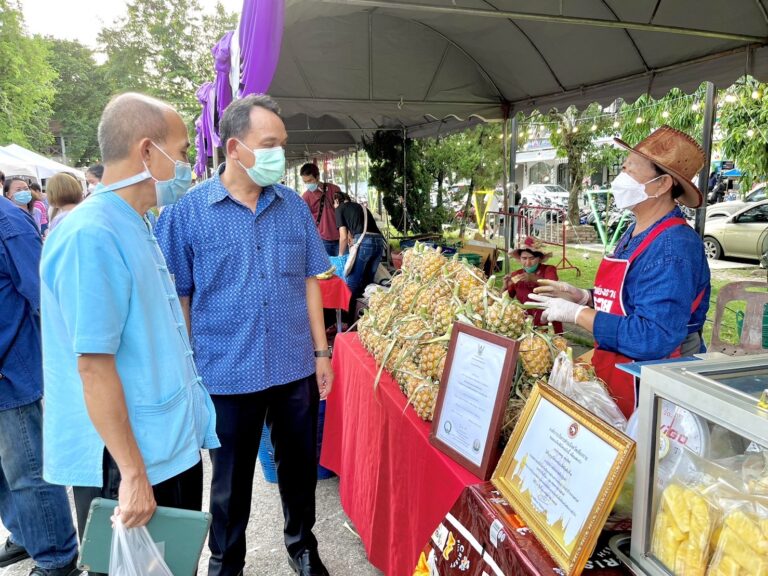 นายธเนศพล ติ๊บศูนย์ ผู้อำนวยการสถานศึกษา โรงเรียนเทศบาล ๔ สันป่าก่อ และคณะครู ร่วมพิธีเปิด และเยี่ยมชมผลผลิตของเกษตรกร และผู้ประกอบการ โครงการตลาดประชารัฐ “ของดีนครเชียงราย” มหกรรมอาหาร ผลไม้และผักปลอดภัยนครเชียงราย  ณ ลานรำวงย้อนยุค  สวนตุงและโคมนครเชียงราย