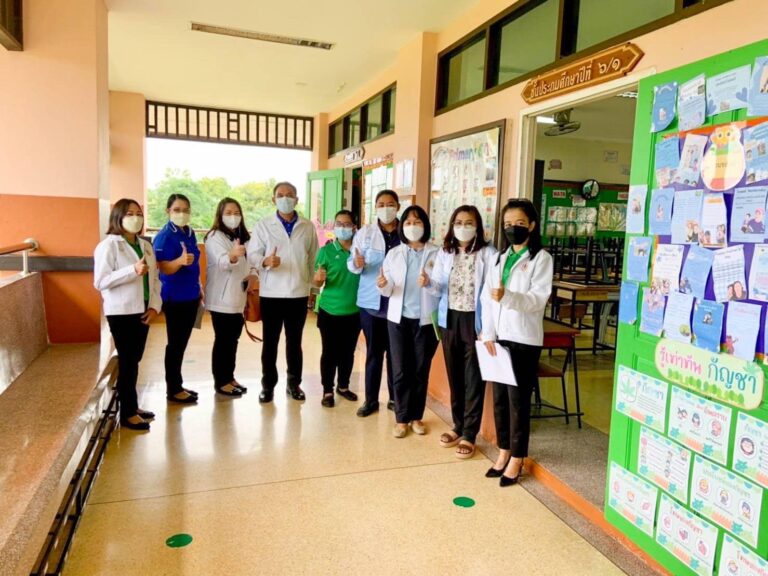 นายธเนศพล ติ๊บศูนย์ ผู้อำนวยการสถานศึกษา โรงเรียนเทศบาล ๔ สันป่าก่อ พร้อมด้วยคณะครูเข้าประเมินระบบการจัดการศึกษาและห้องเรียนคุณภาพของโรงเรียนเทศบาล ๗ ฝั่งหมิ่น